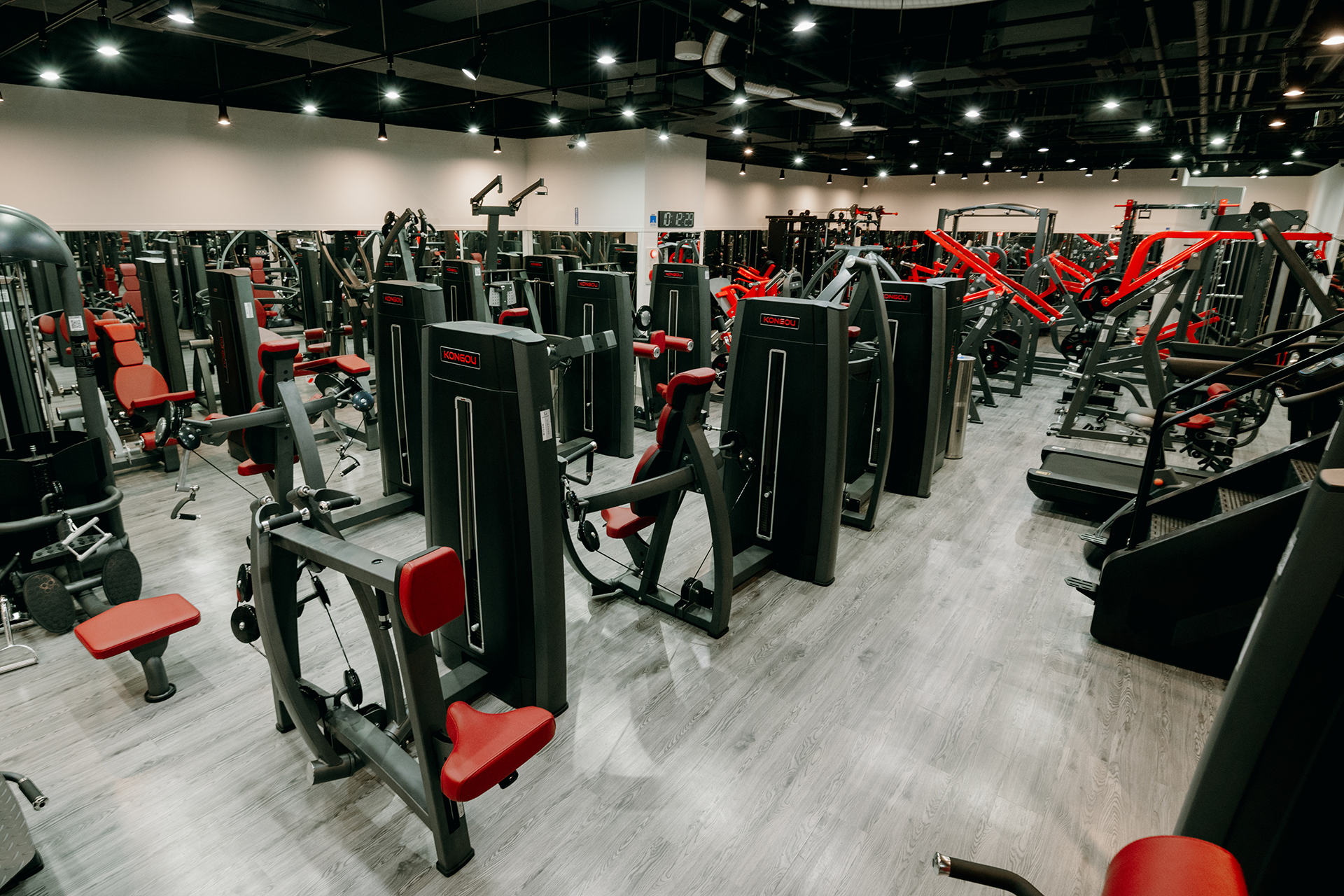 AUN'S GYM 新潟赤道店のフィットネスフロア全景